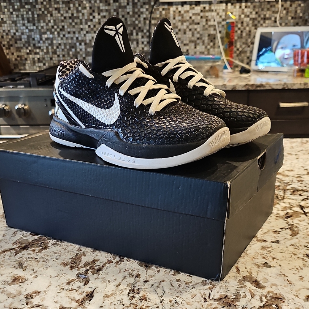 Nike Black and White Sneakers